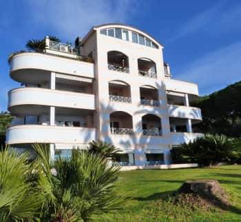 Apartament w willi z panoramicznym widokiem na morze w San Remo